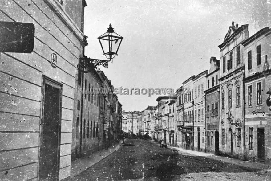 ostrozna (30).jpg - Pohled z vrchu ulice směrem k centru. Fotografie kolem roku 1870.